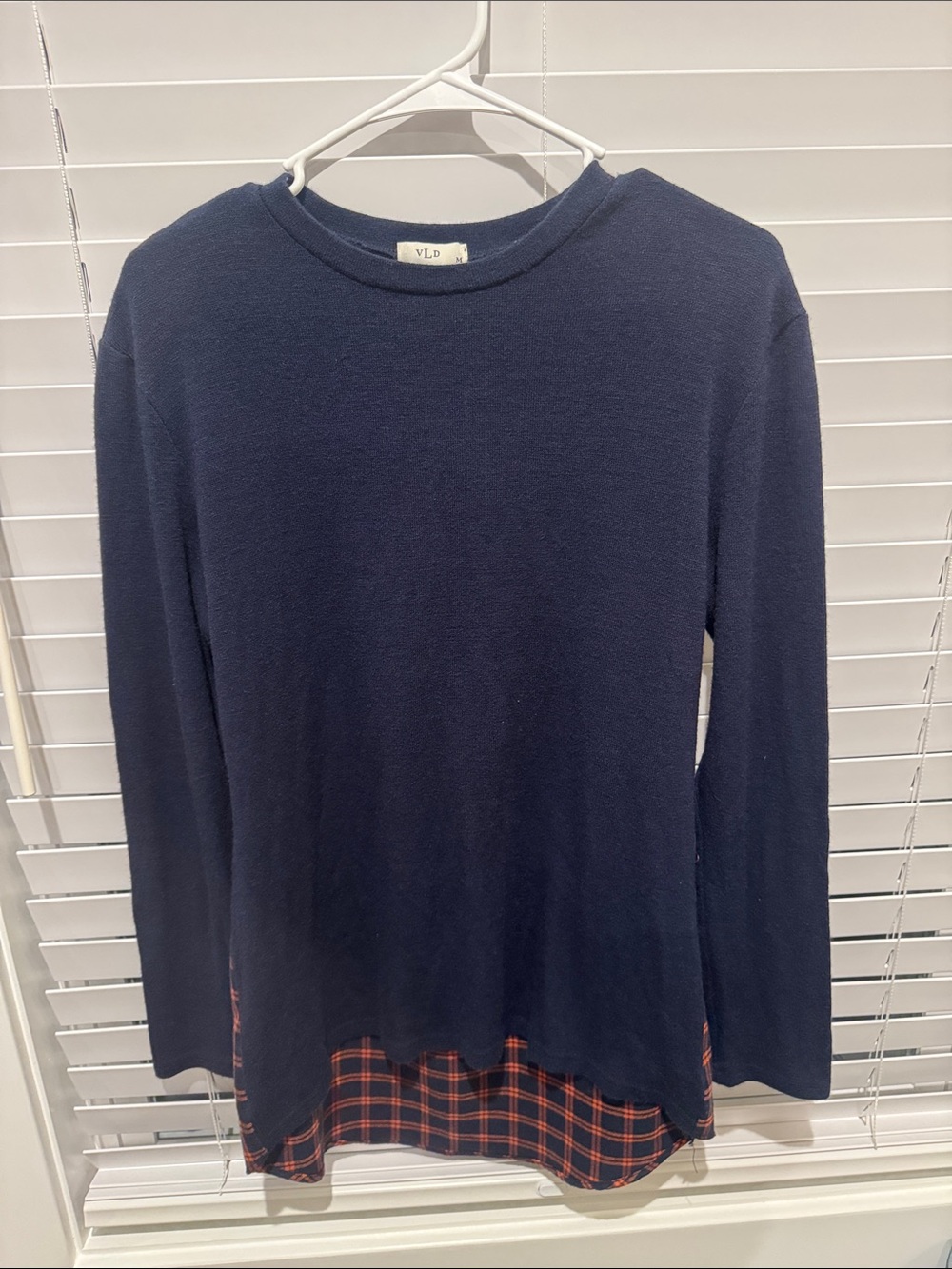 Navy Long-Sleeve Layered Hem Plaid Top PTP 20-22. Length 26 in front 29 in back